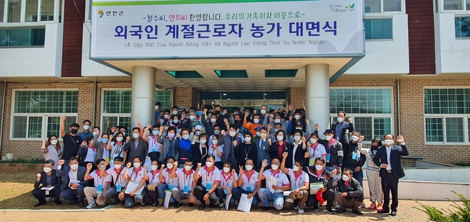 연천군 박종민 부군수는 지난 26일 백학면 학마을 안보관에서 열린 외국인 계절근로 고용주와 근로자 교육행사에 참석, 지역 농민들을 격려했다.(사진=연천군 제공)