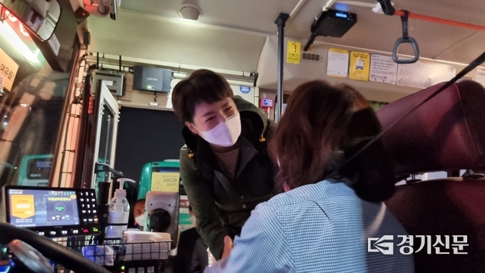 국민의힘 경기도지사 후보인 김은혜 의원이 27일 수원 남부 버스공영차고지를 방문했다. (사진=허수빈 기자)