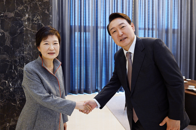 윤석열 대통령 당선인이 12일 오후 대구 달성군 유가읍에 있는 박근혜 전 대통령의 사저에 도착, 박 전 대통령과 인사하고 있다. (사진=당선인 대변인실 제공)
