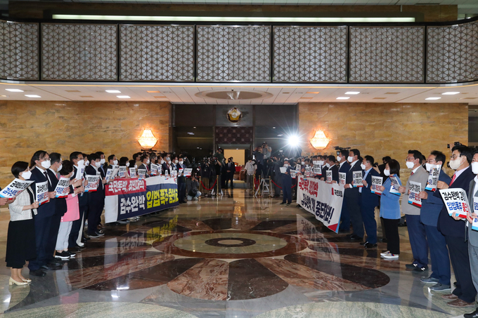  27일 국회 로텐더홀에서 국민의힘 의원들이 본회의장으로 입장하는 더불어민주당 의원들을 향해 검찰 수사권과 기소권 분리 법안 반대 구호를 외치고있다. (사진=국회사진기자단/연합뉴스)
