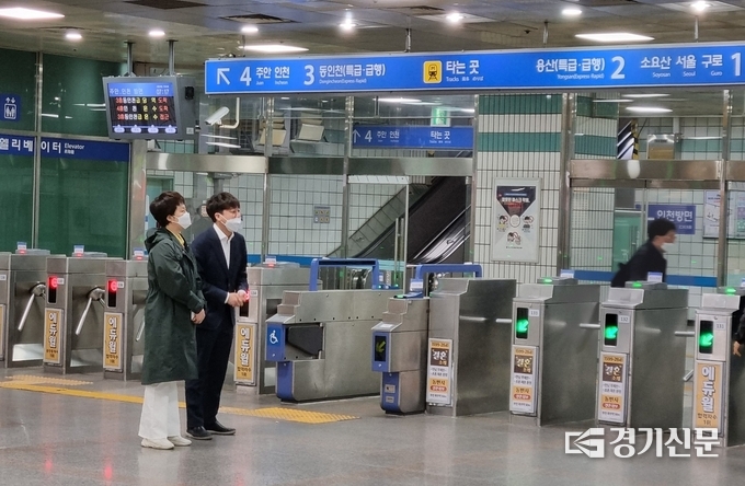 국민의힘 김은혜 경기도지사 후보가 이준석 당대표와 함께 28일 오전 부천역에서 시민들에게 출근길 인사를 건네고 있다. (사진=김기웅 수습기자)