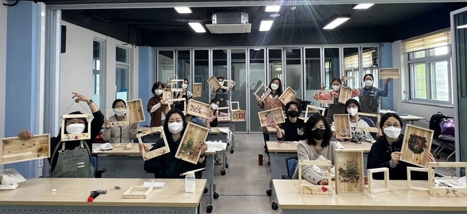 교육자원봉사자들이 연수를 마친 뒤 수료식이 진행되고 있다. (사진=성남교육지원청 제공)