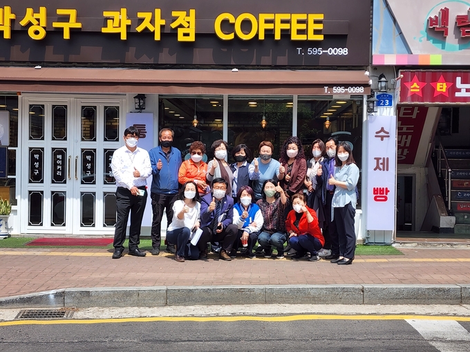 최민희 예비후보는 금곡 상점가 상인회를 방문, 상인들과 간담회를 가졌다.(사진=최민희 예비후보 캠프 제공)