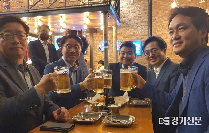 28일 오후 9시, 더불어민주당 경기지사 경선 후보들의 첫 회동인 ‘우리는 하나, 원팀 호프 미팅’이 진행된 수원시 영통구 광교호수공원 인근의 한 호프집에서 진행됐다. (사진=박이선 수습기자)