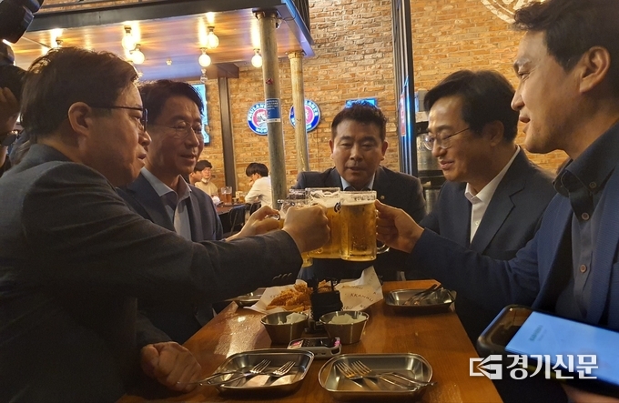 28일 오후 9시, 더불어민주당 경기지사 경선 후보들의 첫 회동인 ‘우리는 하나, 원팀 호프 미팅’이 진행된 수원시 영통구 광교호수공원 인근의 한 호프집에서 진행됐다. (사진=박이선 수습기자)