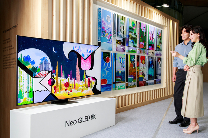 삼성전자 모델이 Neo QLED 8K로 로아 작가의 '나무(Tree)' 작품을 감상하고 있다. (사진=삼성전자 제공)