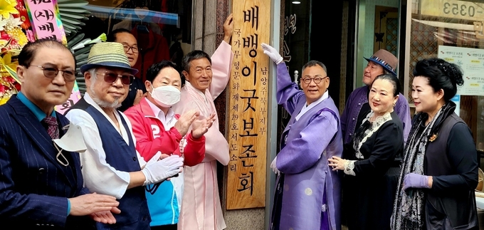 주광덕 예비후보는 배뱅이굿 보존회 현판식에 참석해 ‘시립국악공연장’ 건설을 적극 추진하겠다고 밝혔다.(사진=주광덕 예비후보 캠프 제공)
