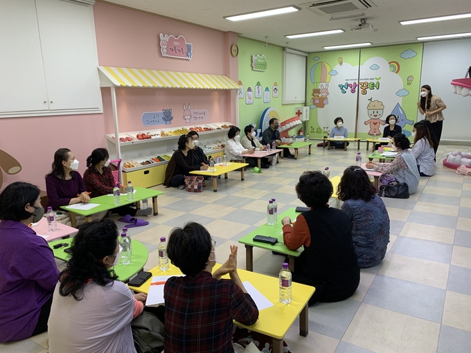 어린이급식소 영양.위생에 대한 간담회가 진행되고 있다. ( 사진 = 계양구 제공 )