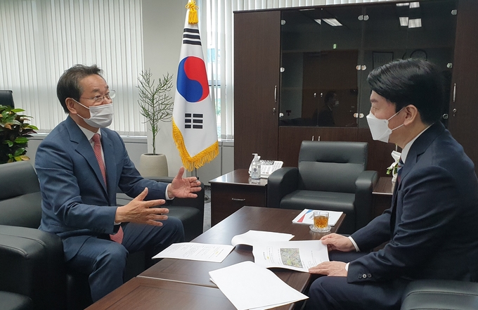 유정복 국민의힘 인천시장 예비후보와 안철수 인수위원장이 지난 29일 인수위 사무실에서 대화를 나누고 있다.