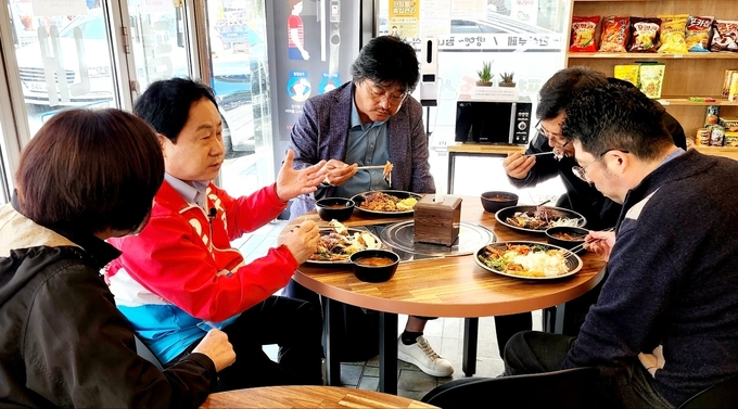 주광덕 남양주시장 예비후보가 남양주자활센터 관계자들과 간담회를 갖고 자활센터의 당면과제와 지원 방안에 대해 논의했다.(사진=주광덕 예비후보 캠프 제공)