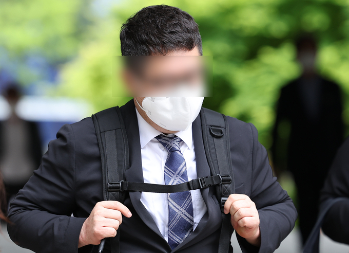 대장동 개발사업 특혜·로비 의혹 사건과 관련해 불구속 기소된 정영학 회계사가 29일 오후 서울 서초구 서울중앙지방법원에서 오후에 속개되는 1심 속행 공판에 출석하기 위해 법정으로 향하고 있다. (사진=연합뉴스)