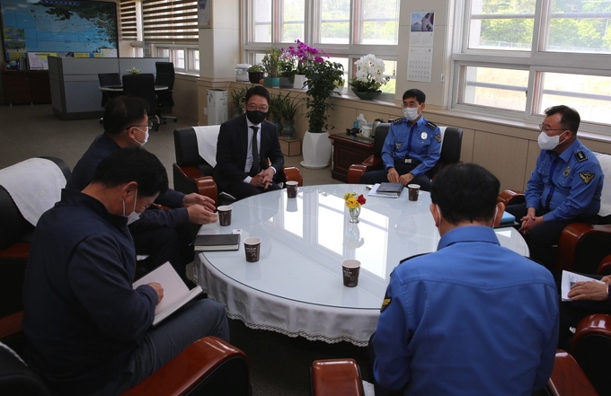 인천해경과 인천대교 실무진들이 참석한 가운데 해양 안전사고 예방을 위한 회의가 진행되고 있다. ( 사진 = 인천해경 제공 )