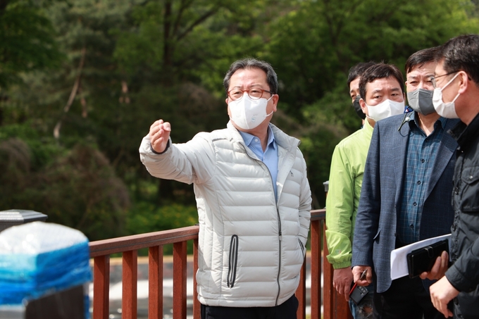 조광한 남양주시장이 이석영광장 조성 사업의 공사 현장을 찾아 진행 상황을 점검했다.(사진=남양주시 제공)
