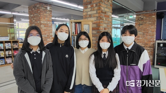 청평중학교 정혜주 사서교사(중간)과 학생들. (왼쪽부터) 권아림(16)·한세인(16)·성유진(16)·김민정(16). (사진=김한별 기자) 
