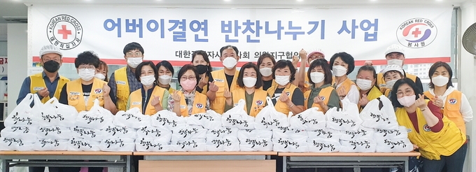 의왕시 적십자사봉사회는 지난 29일 관내 취약계층을 대상으로 사랑의 밑반찬 나눔을 실시했다.(사진=의왕시 적십자봉사회 제공)