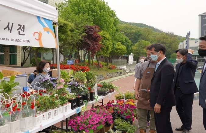  군포도시공사와 경기도장애인생산품판매시설이 4월 28일 군포시민체육광장에서 ‘장애인생산품 찾아가는 전시전’을 개최했다.(사진=군포도시공사 제공)