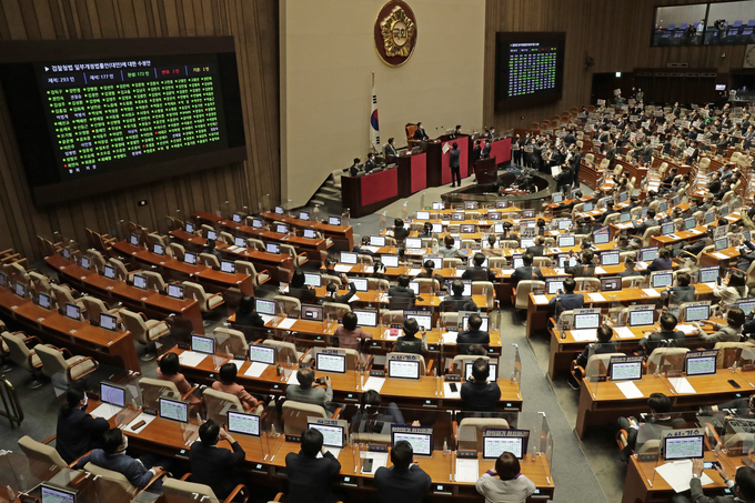 30일 오후 국회 본회의에서 국민의힘 의원들의 반발 속에 검찰청법 개정안이 표결 통과되고 있다. (사진=공동취재/연합뉴스)