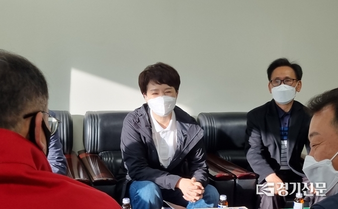 김은혜 국민의힘 경기도지사 후보가 1일 경기도 구리시 법인택시 차고지를 방문했다. (사진=허수빈 기자)