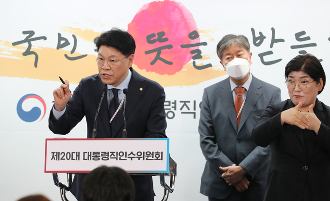 장제원 대통령 당선인 비서실장(왼쪽)이 1일 서울 종로구 통의동 인수위에서 '2실·5수석' 체제로 개편된 대통령실 인선 발표를 하고 있다. 가운데는 김대기 대통령 비서실장 내정자. (사진=인수위사진기자단/연합뉴스 제공)