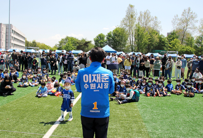 이재준 수원시장 예비후보가 1일 제1회 정조대왕배 수원시 유소년 축구대회에 참석한 학부모와 인사를 나누고 있다. (사진=이재준 예비후보 측 제공)