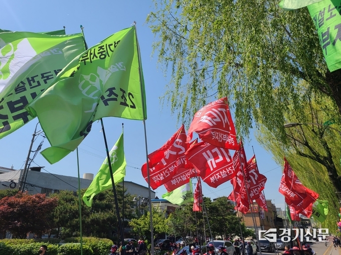 집회를 마친 뒤 참가자들은 행궁삼거리∼팔달문 로터리∼교동사거리∼도청오거리∼수원역 광장 2.6㎞ 구간을 행진했다. (사진=임석규 기자)