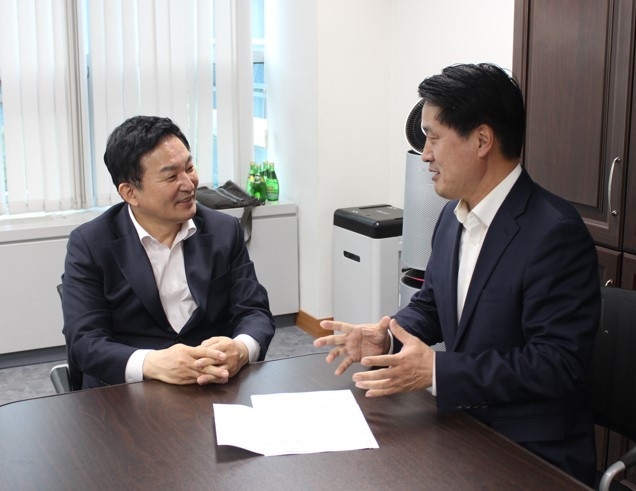 지난달 28일 오후 강범석 국민의힘 인천 서구청장 후보가 원희룡 국토교통부 장관 후보자에게 인천 서구 도시철도 현안을 설명하고 있다. ( 사진 = 강범석 서구청장 후보 캠프 제공 )