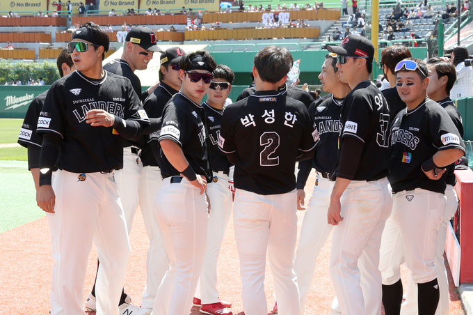 SSG는 1일 인천 SSG랜더스필드에서 열린 2022 신한은행 쏠(SOL) KBO리그 홈경기에서 2안타 빈타에 허덕이며 두산에 0-9로 완패했다. (사진=SSG 제공)
