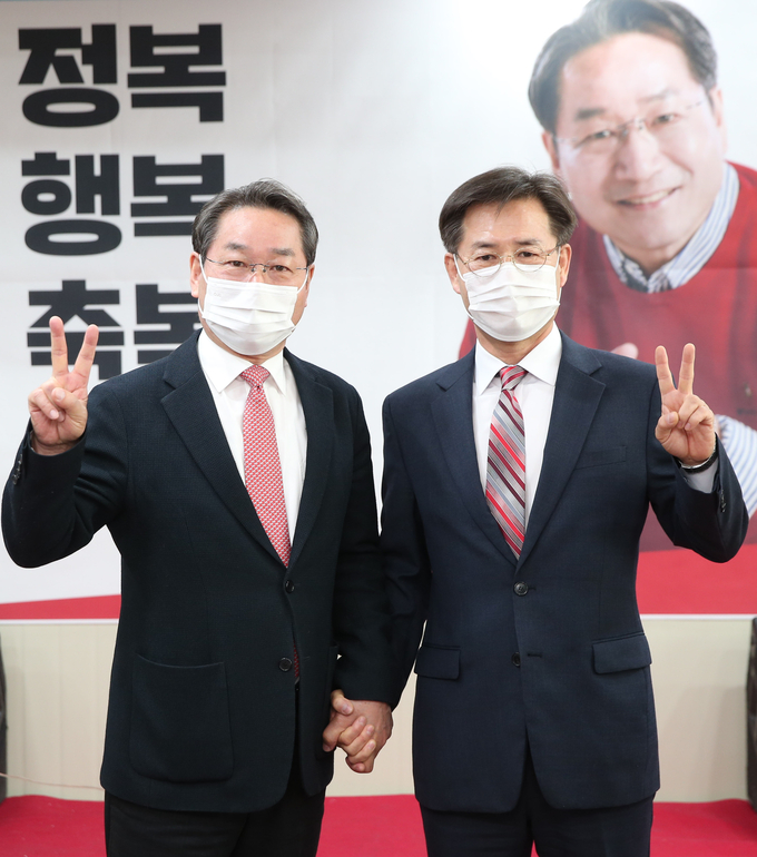 유정복 국민의힘 인천시장 후보(왼쪽)와 서준석 전 민주당 미추홀구을 위원장 겸 인천시당 사무처장이 기념촬영을 하고 있다. ( 사진 = 정복캠프 제공 )