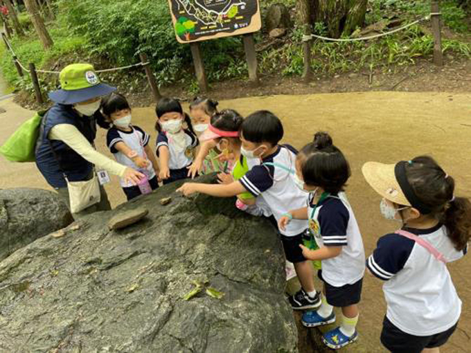 지난해 7월 산성공원에서 진행된 유아숲 체험원 교육프로그램 참여 원아들이 돌 크기와 흙 색깔 탐색 활동을 하고 있다. (사진=성남시 제공)