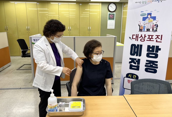 60세 이상 취약계층 어르신이 대상포진 무료 예방접종을 맞고 있다. (사진=성남시 제공)