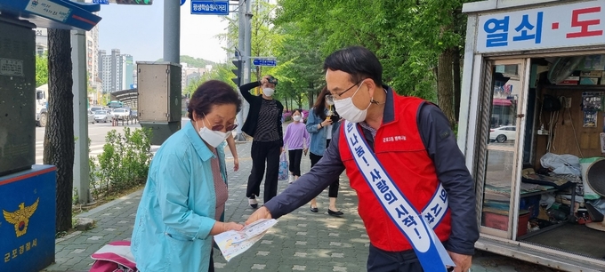 군포2동 지역사회보장협의체가 평생학습원 사거리 일원에서 복지사각지대 위기가구 발굴 홍보캠페인을 벌였다.