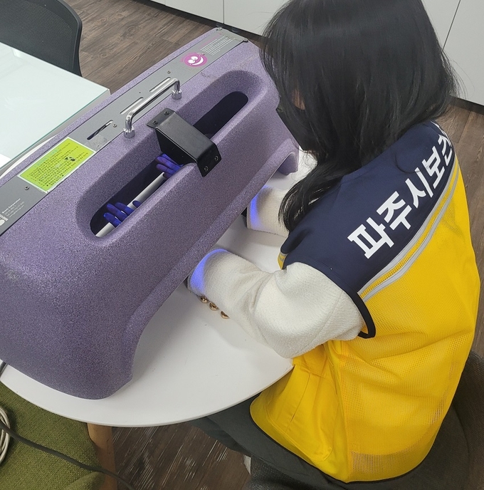 올바른 손 씻기를 위한 뷰박스를 체험하고 있다.(사진=파주시 제공)