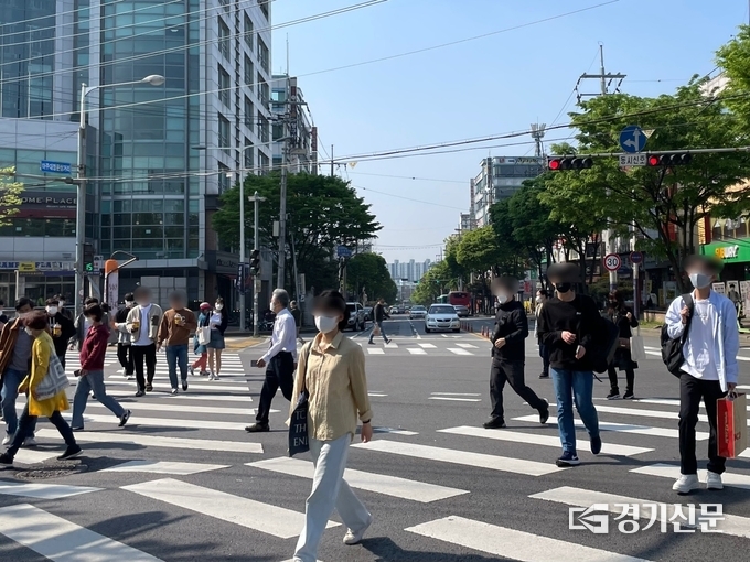 2일 오전 아주대학교 삼거리 횡단보도에서 마스크를 낀 시민들이 이동하고 있다. (사진=강현수 기자)