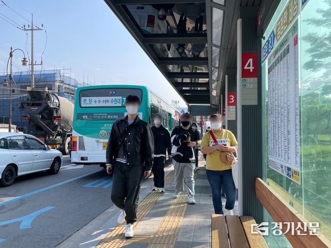 2일 오전 출근길 버스정류장에서 시민들이 마스크를 쓰고 버스를 기다리고 있다. (사진=강현수 기자)