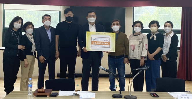 과천시 관내 중앙동 등 6개동의 주민자치위원회가 2일 지난 3월 발생한 강원도 산불로 피해를 입은 동해시에 성금 300만원을 전달했다.(사진=과천시 제공)