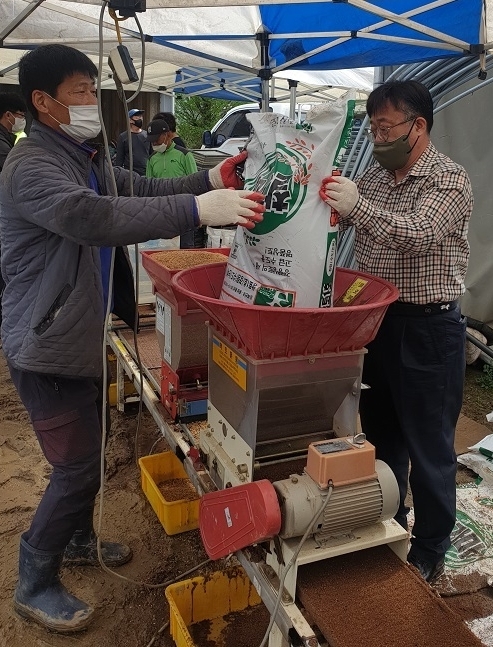 광주시 곤지암읍 강명원읍장이 못자리 실패 농가를 위한 예비못자리를 설치하고 있다.(사진=광주시 제공)