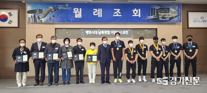 경기도지사 표창 수여자(왼쪽 6명)과 포천시 직장운동부 선수들(오른쪽 7명)이 기념촬영하고 있다. (사진=문석완 기자)