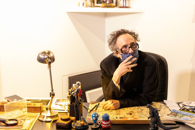 '팀 버튼 특별전(THE WORLD OF TIM BURTON)'에 재현된 자신의 작업실을 둘러보는 팀 버튼. (사진=지엔씨미디어 제공)