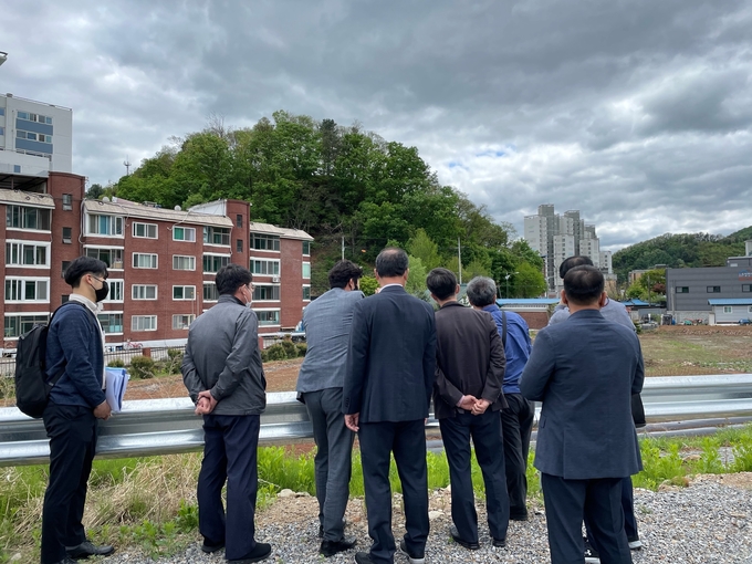 가평군은 지난 29일 경기도 이진찬 안전관리실장을 비롯한 북부재난안전과장과 청평 자연재해위험 개선지구 정비사업 대상지에 대한 현장 확인에 나섰다. (사진=가평군 제공)