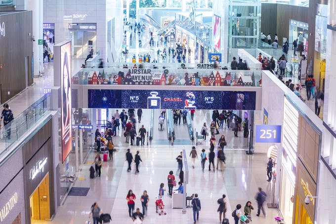 인천공항 출국장 면세점가 전경. ( 사진 = 인천공항공사 제공 )