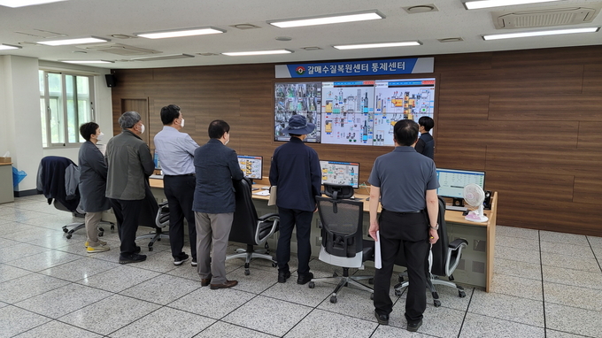 하수처리시설을 찾아 감사를 실시하고 있는 구리시 시민감사관들.(사진=구리시 제공)