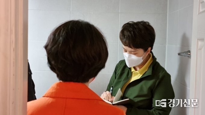 김은혜 국민의힘 경기도지사 후보가 고양시 일산동구의 한 아파트 단지를 방문해 실태를 파악하고 있다. (사진=허수빈 기자)