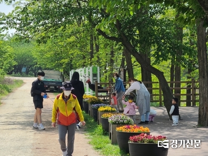 황구지천변(고색교~솔대교 일대)의 산책로에서도 5월 따뜻한 봄볕을 즐기기 위해 산책을 나온 시민들로 가득했다. (사진=임석규 기자)