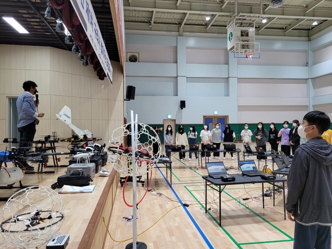 지난해 구리시가 실시했던 드론 교육 현장.(사진=구리시 제공)