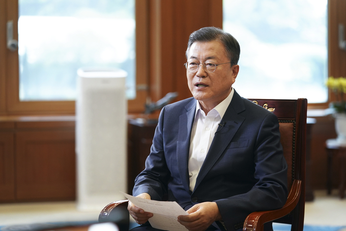 문재인 대통령이 청와대 여민관 집무실에서 이명박 전 대통령 사면 반대 등 국민청원 답변을 하고 있다. 문 대통령이 국민청원에 직접 답변하는 것은 지난 4주년 특별답변(2021.8.19.) 이후 두 번째이며, 287번째 청원 답변이다. (사진=청와대 제공)
