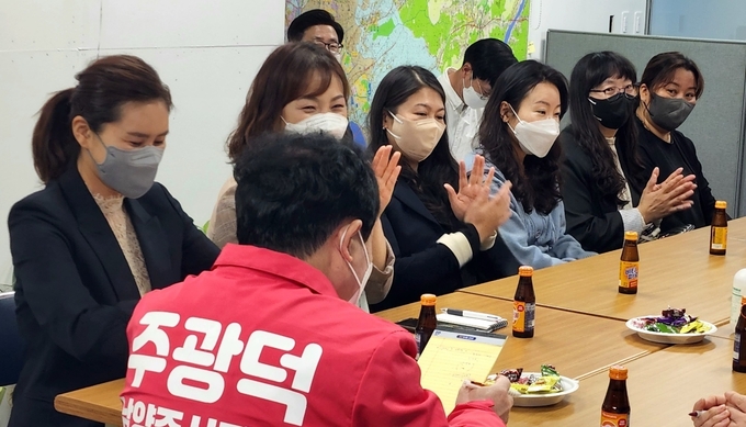 주광덕 예비후보가 간담회에서 참석자들과 대화를 나누고 있다.(사진=주광덕 예비후보 캠프 제공)