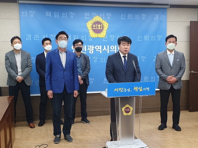 2일 오후 인천시의회에서 박성민 시의원이 계양을 국회의원 보궐선거 출마를 선언하고 있다.( 사진 = 최태용 기자 )