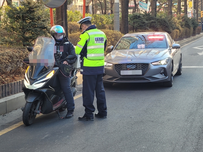암행순찰 중 경기남부경찰이 이륜차량을 단속하는 모습. (사진=경기남부경찰청 제공)
