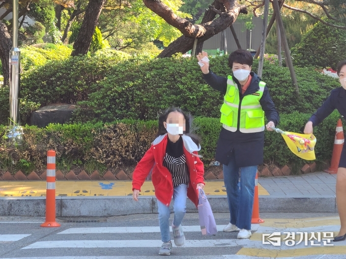 김은혜 국민의힘 경기도지사 후보가 3일 성남시 서현초등학교 정문 앞에서 녹색어머니 활동을 체험하고 있다. (사진=김기웅 수습기자)