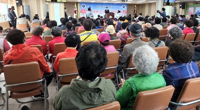 광명시는 600여 명의 독거어르신 및 내빈 초청하여 기념행사를 가졌다.(사진=광명시 제공)